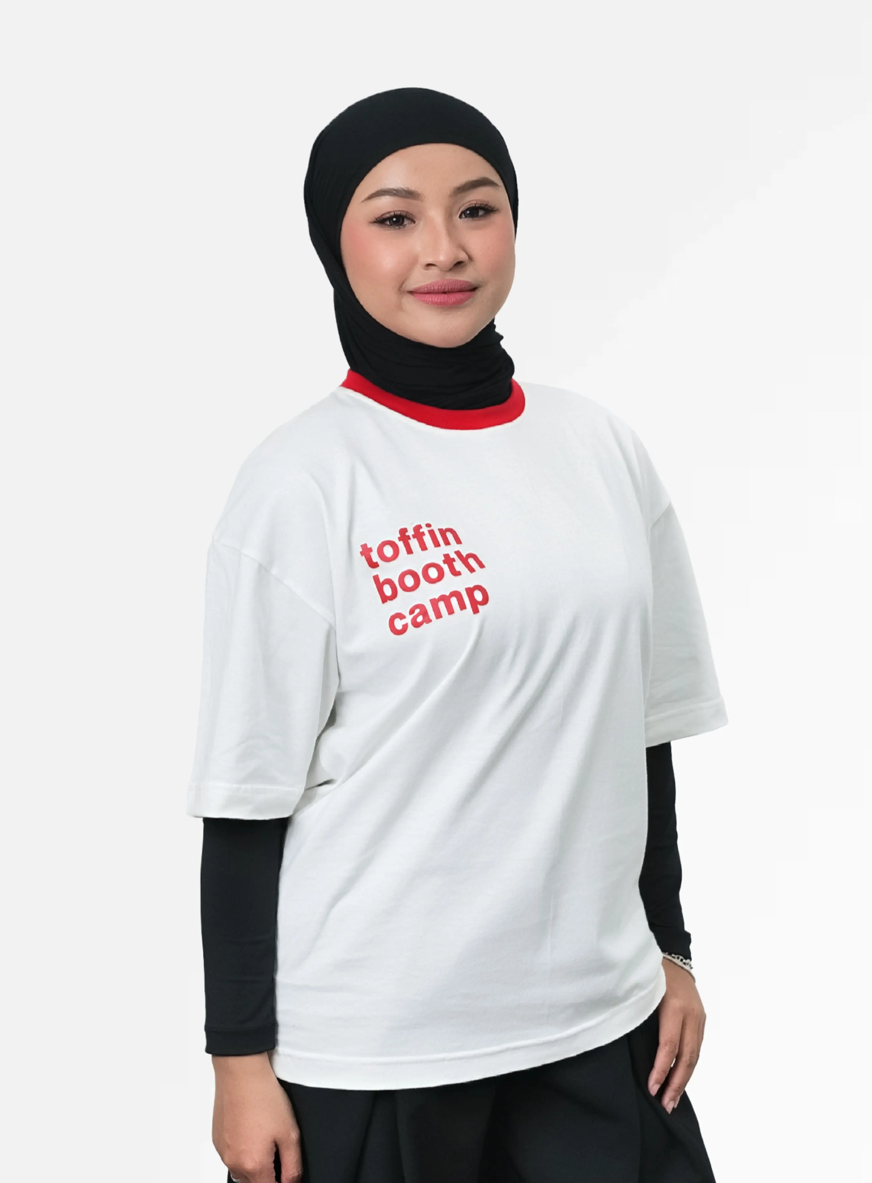Kaos oversized warna broken white dengan kerah ringer merah dan sablon Toffin Booth Camp