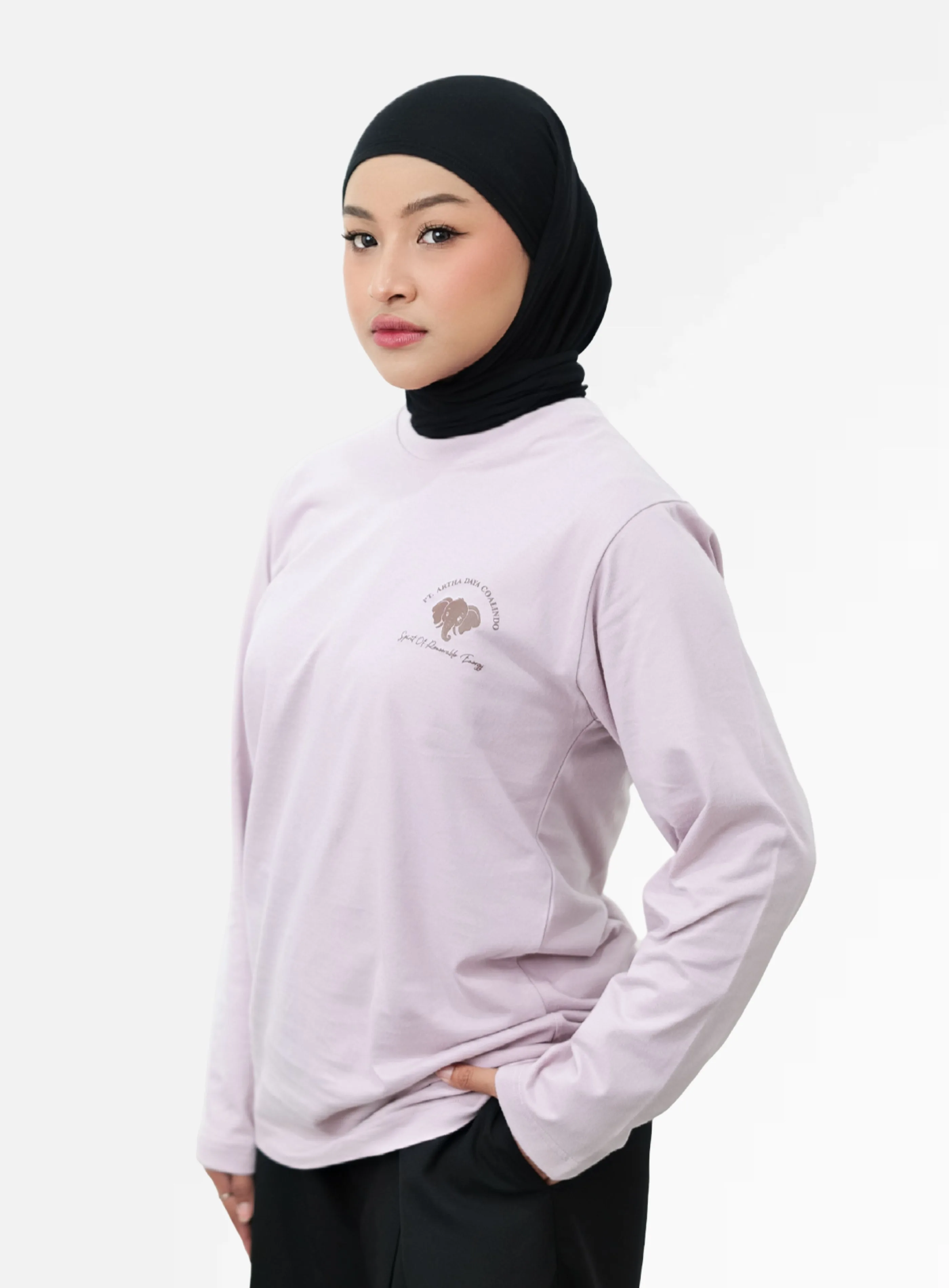 Kaos lengan panjang warna woodrose dengan sablon logo PT Artha Daya Coalindo di dada
