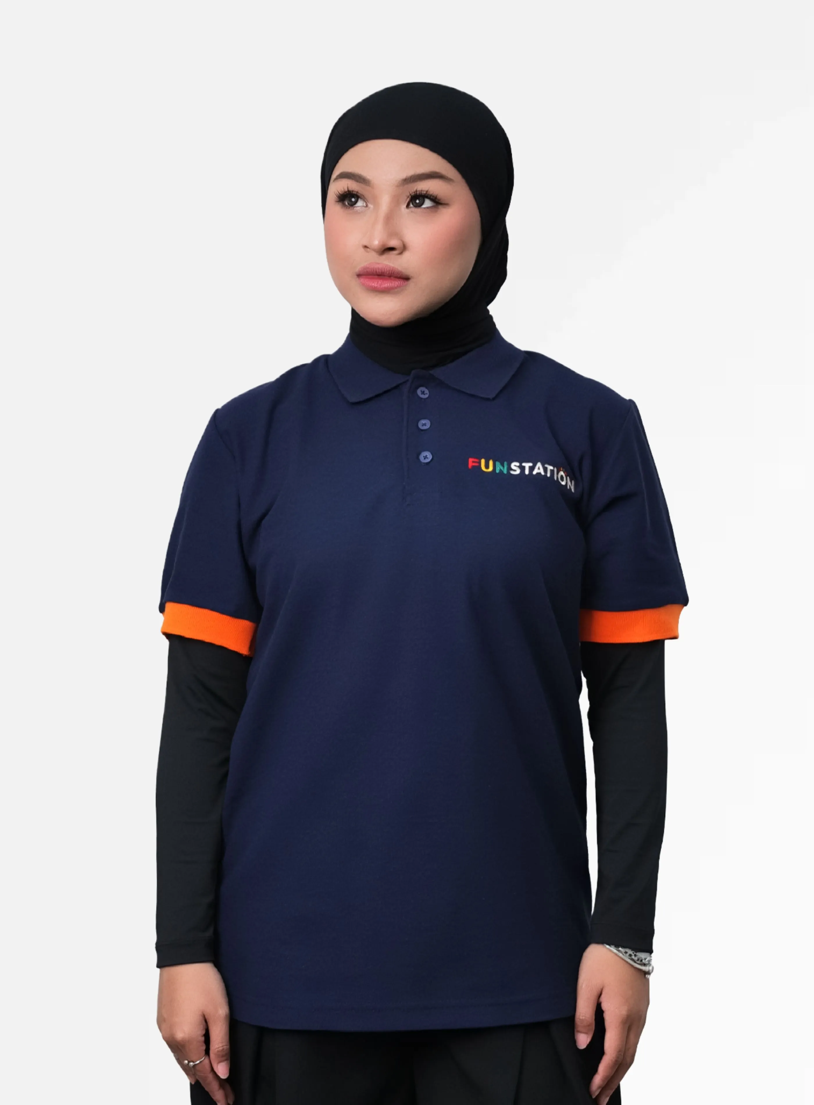 Polo shirt warna navy dengan kombinasi warna oranye di ujung lengan dan bordir logo Fun Station