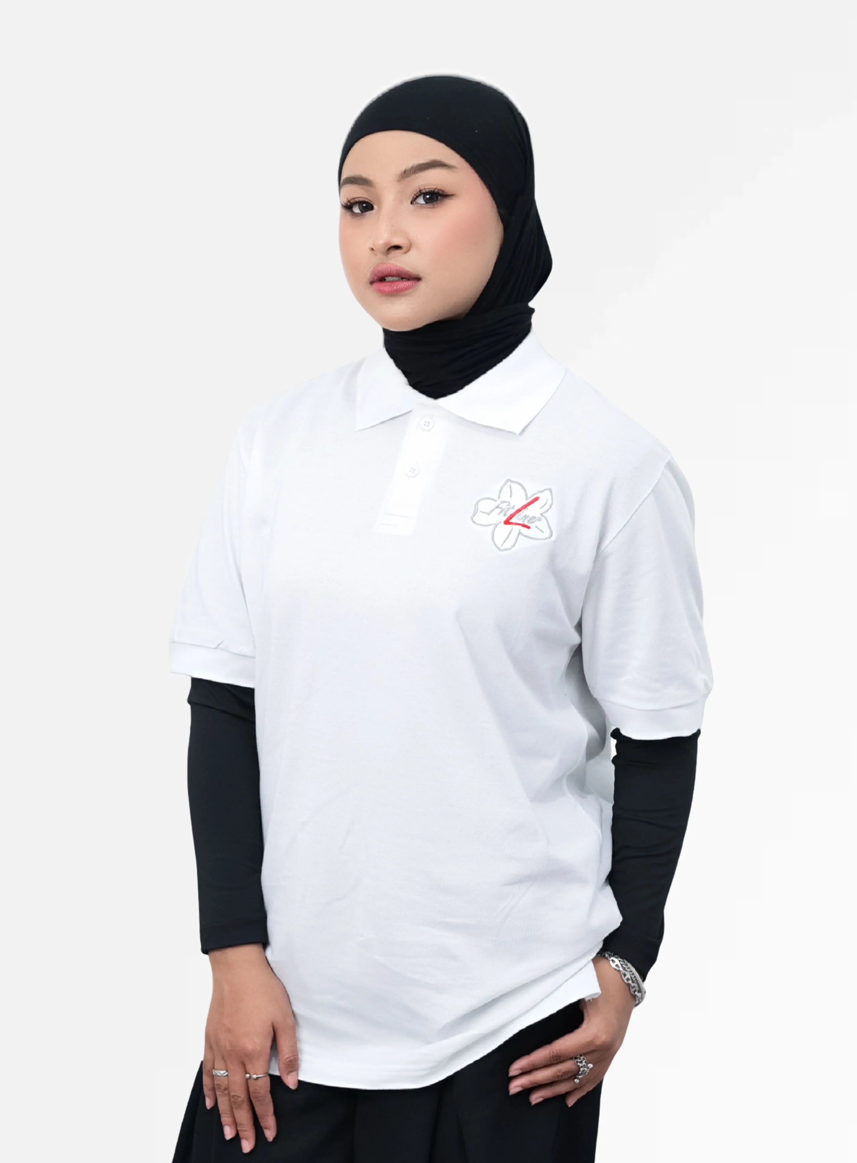 Polo shirt warna putih dengan bordir logo Fit Line berbentuk bunga