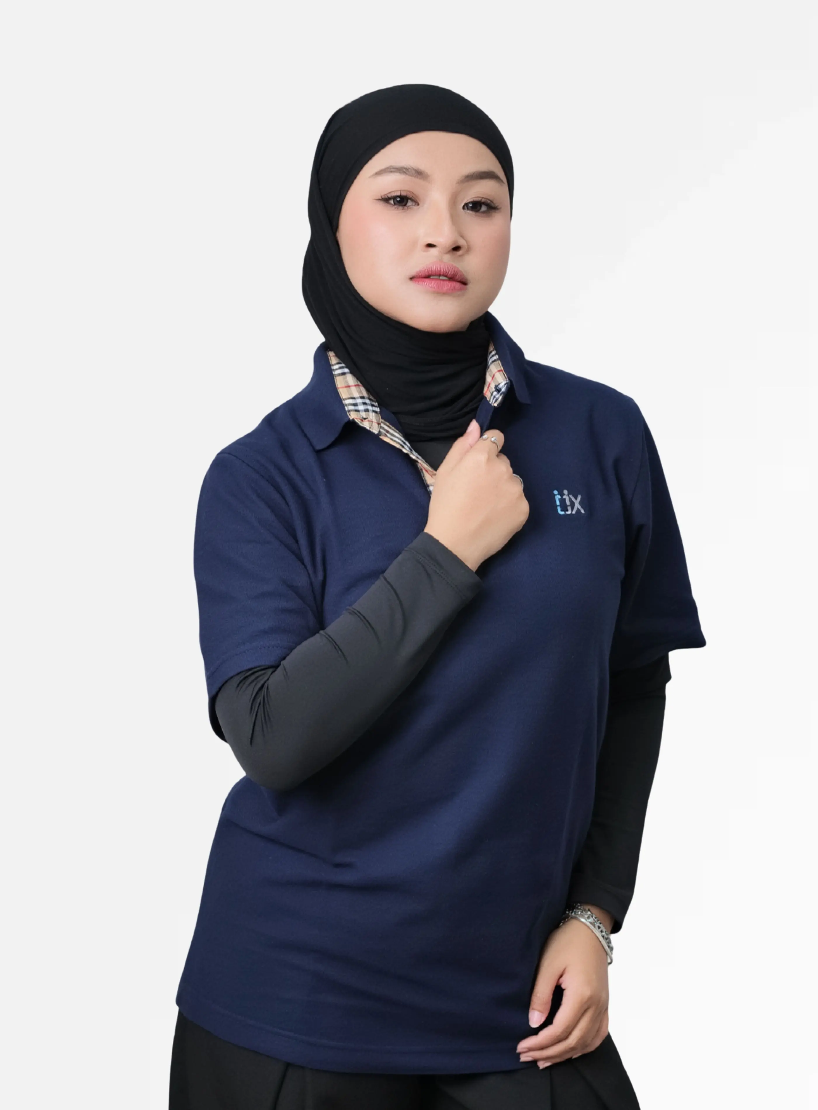 Polo shirt warna navy dengan kombinasi kain kotak-kotak di dalam kerah dan bordir logo JJX