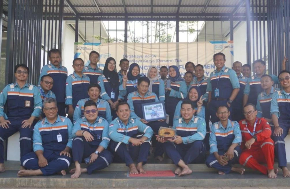 Seragam kerja custom dua warna dengan trim oranye, dipakai karyawan PT Wijaya Karya saat perayaan ulang tahun perusahaan